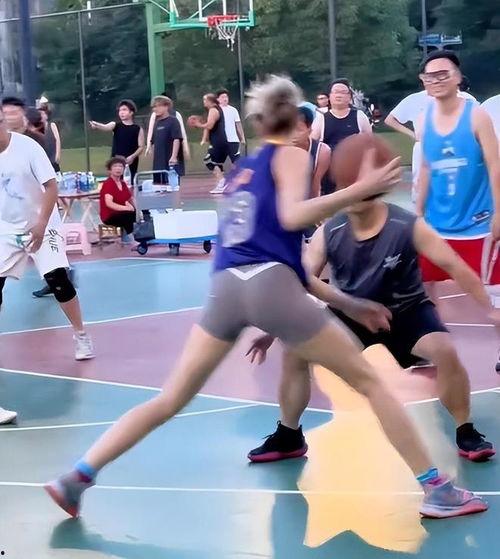 打球女生爆料视频,揭秘球场上的青春风采  第1张